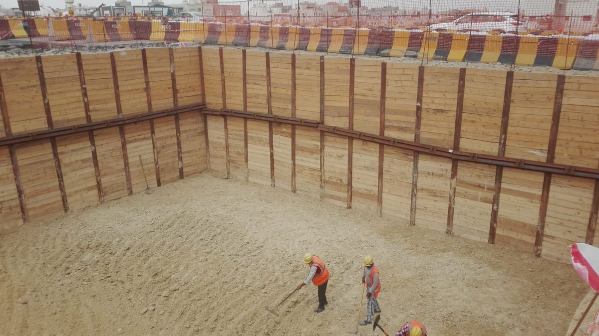 أعمال الحفر والتدعيم لمجرور المياه عند تقاطع طريق الدائري السابع مع طريق الفحيحيل السريع.