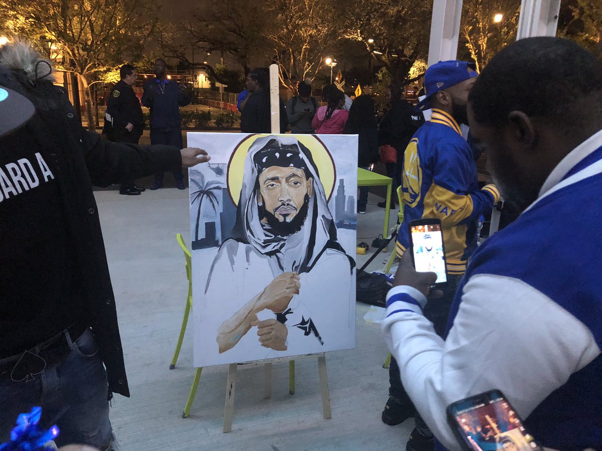 JeffSyptak's tweet photo. Hundreds showed out for @TRAEABN and @DJMrRodgersโ #HTowns candle light vigil for @NipseyHussle at @midtownHOU Park. I showed up at the end to show my support for Traeโs ongoing efforts to do good for our city and to lift others up. #NipseyHussle https://t.co/NjFlmDoBcZ
