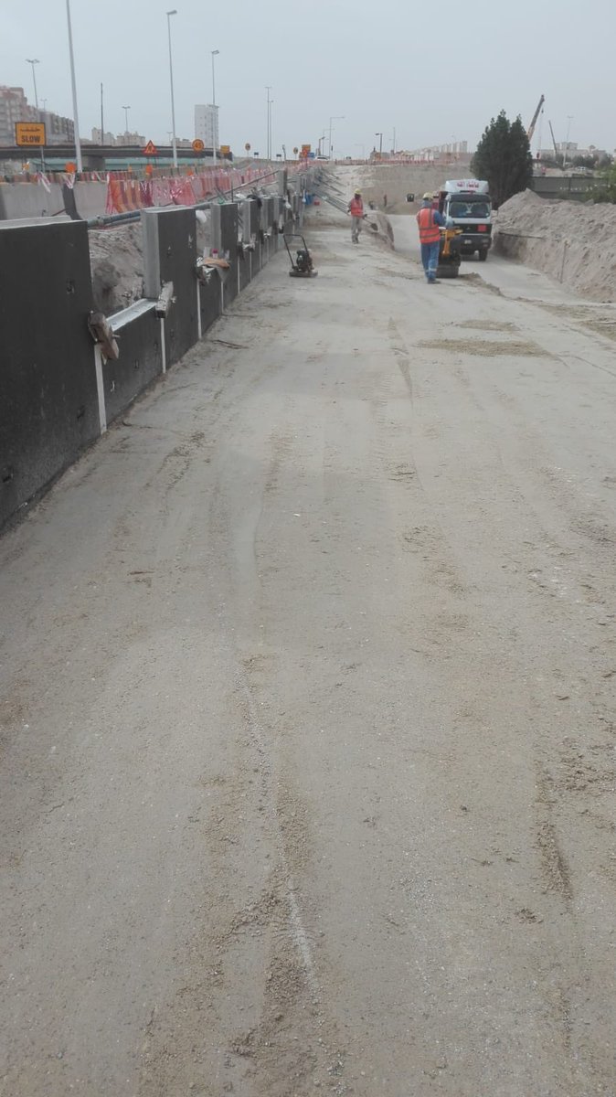 أعمال الحوائط الساندة الميكانيكية بميول الجسر الجاري تنفيذه عند تقاطع طريق الدائري السابع مع طريق الفحيحيل السريع.