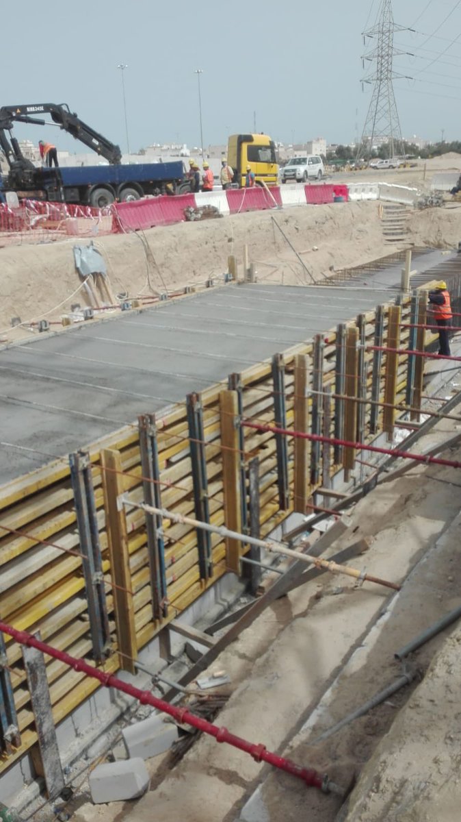 أعمال صب سقف وحوائط مجرور صرف مياه الأمطار عند تقاطع طريق الدائري السابع مع طريق الملك فهد بن عبدالعزيز بمنطقة الظهر.