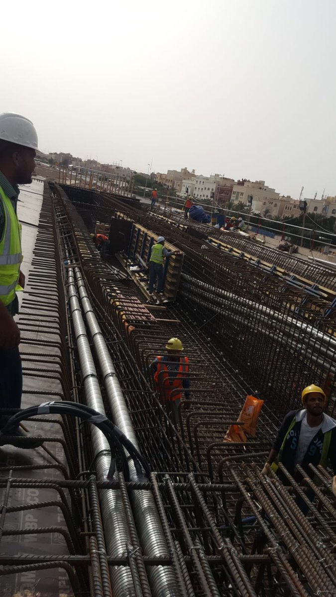 تقدم أعمال الجسور عند تقاطع طريق الدائري السابع مع طريق(٢٥٣).