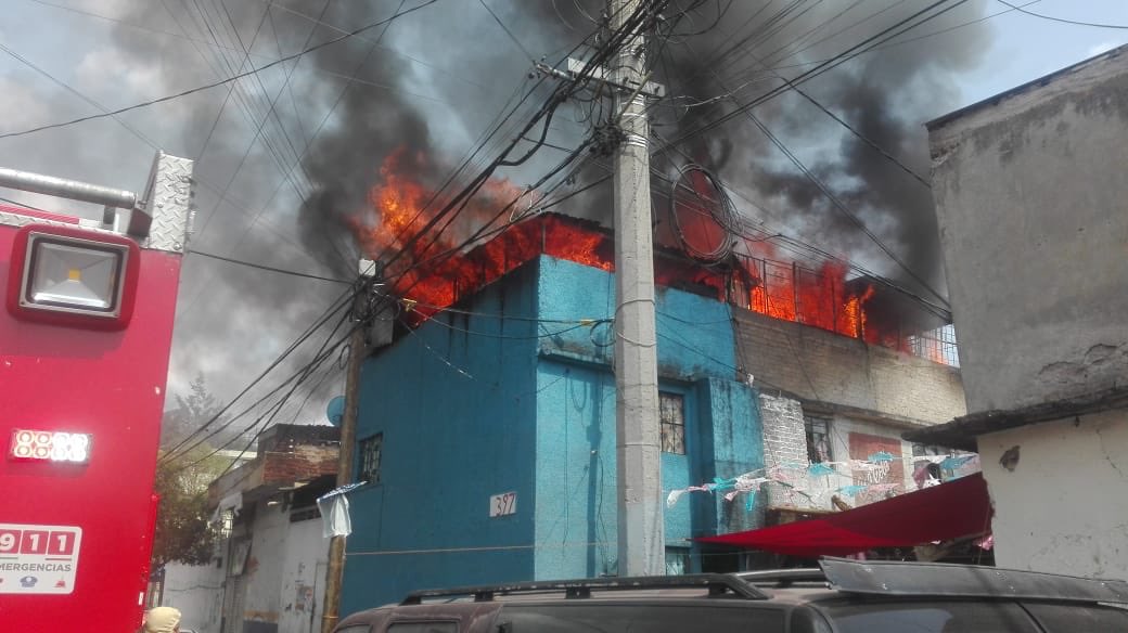 SindicatoHCB's tweet photo. En estos momentos Bomberos de la CDMX trabajan en la calle Roa barcenas esquina 3 cda. de Roa Barcenas colonia Artes Graficas incendio en 2 nivel y cuartos de servicio en azotea del mismo, seguimos pendientes.

#yosoybombero https://t.co/TQilgz2EQM