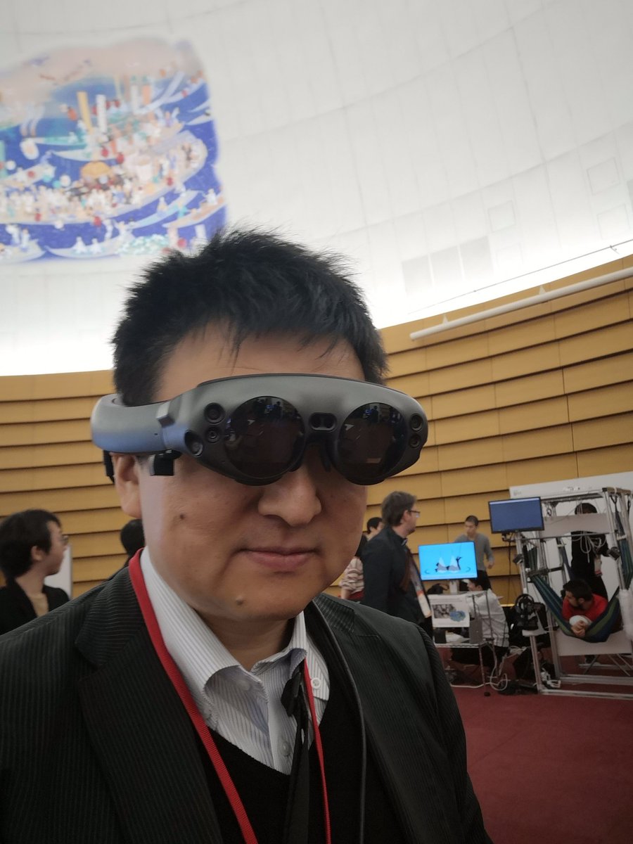 t_itamiya's tweet photo. 先週の #IEEEVR2019 デモ会場で #MagicLeap の動作を体験できました。視野角は現行HoloLensより広いです。装着感は快適です。コントローラーも握りやすいです。 https://t.co/7Z8i5eiy7c