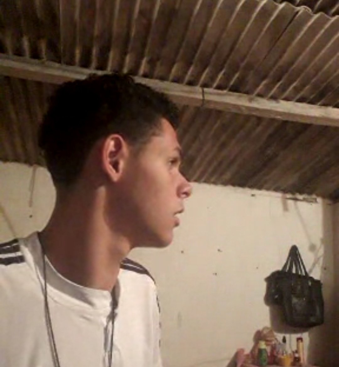 Stranger_writer's tweet image. "Eis que sua namorada dá presente pra seu irmão, mas não pra você". by Pedro