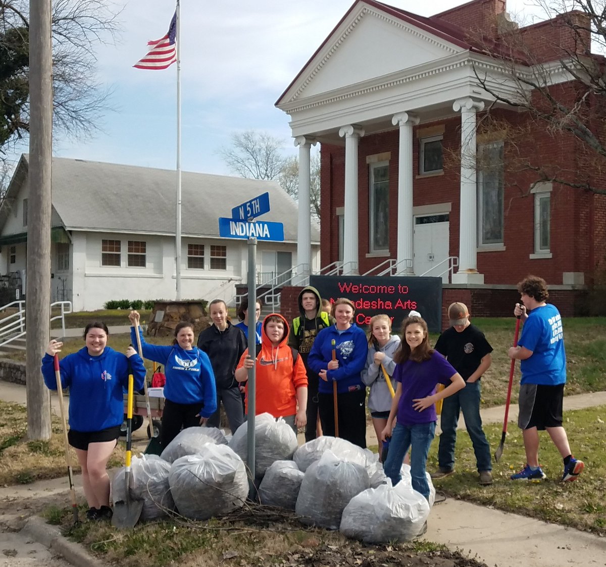 NeodyTeam's tweet photo. I didn't take as many pictures as I should have, but I'm proud of our @NeodyTeam . Our advisory family kicked butt during Neodesha 7-12 community cleanup and in the games that followed. Some still had practice afterwards. #TrashTag #TrashTagChallenge #BlueStreakPride #Dominate https://t.co/QLEucKOMMP