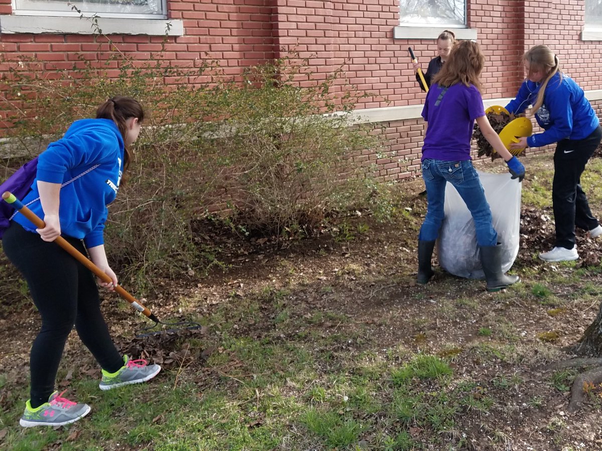 NeodyTeam's tweet photo. I didn't take as many pictures as I should have, but I'm proud of our @NeodyTeam . Our advisory family kicked butt during Neodesha 7-12 community cleanup and in the games that followed. Some still had practice afterwards. #TrashTag #TrashTagChallenge #BlueStreakPride #Dominate https://t.co/QLEucKOMMP