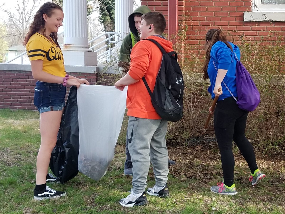 NeodyTeam's tweet photo. I didn't take as many pictures as I should have, but I'm proud of our @NeodyTeam . Our advisory family kicked butt during Neodesha 7-12 community cleanup and in the games that followed. Some still had practice afterwards. #TrashTag #TrashTagChallenge #BlueStreakPride #Dominate https://t.co/QLEucKOMMP