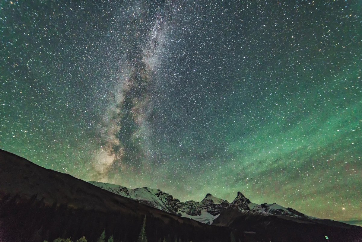 #DYK that Alberta’s Jasper National Park is the largest park in the Canadian Rockies and a #DarkSkyPreserve? This spectacular location is known for its hiking trails and is the perfect spot for avid stargazers! #InternationalDarkSkyWeek 💫✨