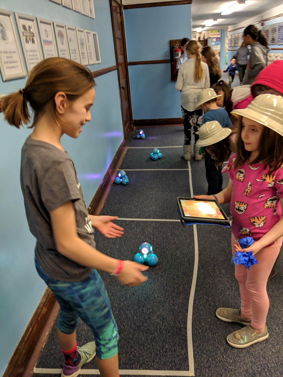 BellTechCo's tweet photo. Second annual @AGBellSchool STEAM night is a success. Congrats, @BellSTEAM on another successful evening! @powerupta @PlayCraftLearn @Minecraft @BitSpaceChicago @WonderWorkshop @ChiPubSchools @N4ChiefKlee https://t.co/AlNTpMrdKL