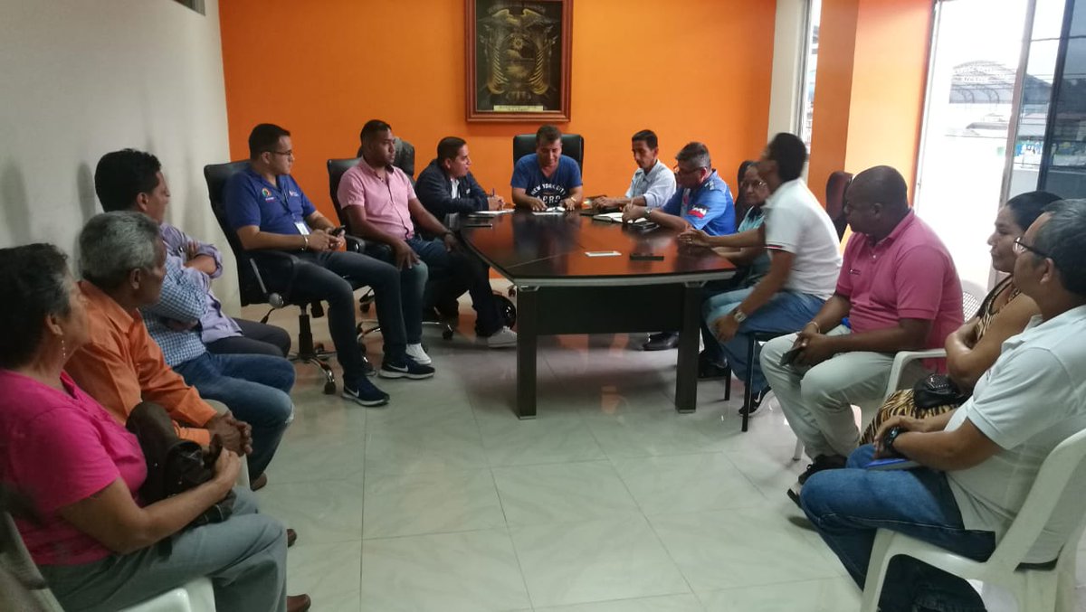 SaludImbabura's tweet photo. #Quinindé | Gonzalo Jaramillo Castro, coordinador zonal 1 @Salud_Ec mantiene diálogo con dirigentes de la parroquia La Unión, referente a trabajos de adecentamiento que se realizará en la unidad operativa Tipo B de éste sector. #SaludParaTodos https://t.co/G5u8IszYwT