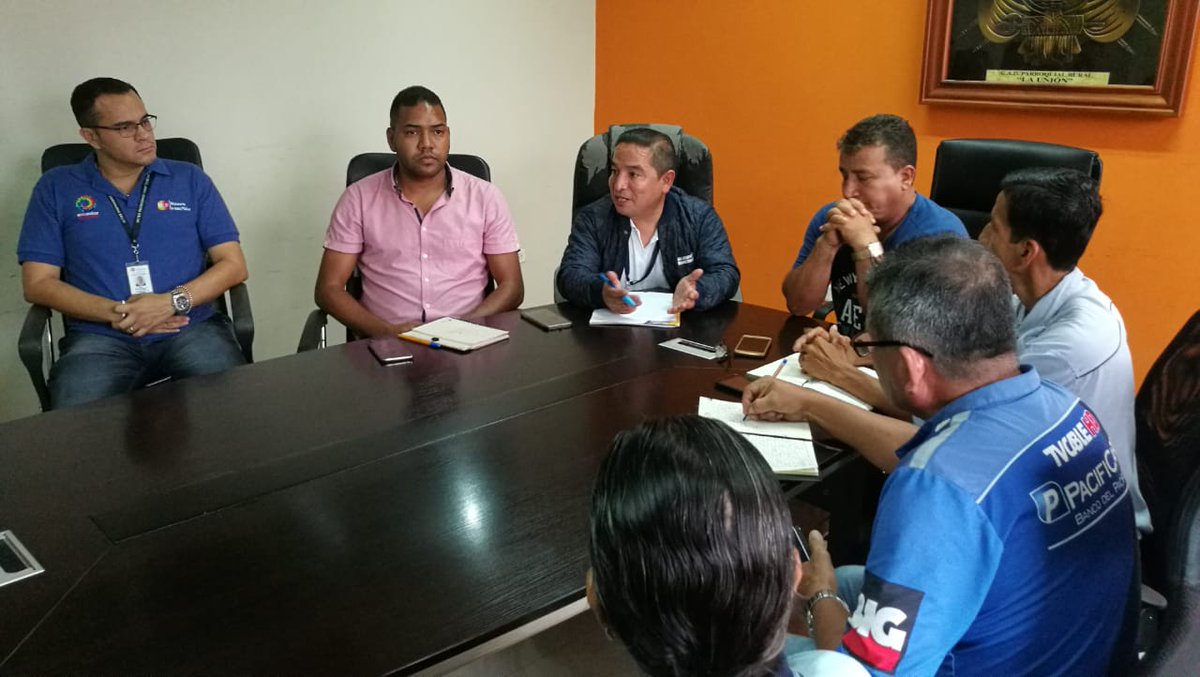 SaludImbabura's tweet photo. #Quinindé | Gonzalo Jaramillo Castro, coordinador zonal 1 @Salud_Ec mantiene diálogo con dirigentes de la parroquia La Unión, referente a trabajos de adecentamiento que se realizará en la unidad operativa Tipo B de éste sector. #SaludParaTodos https://t.co/G5u8IszYwT