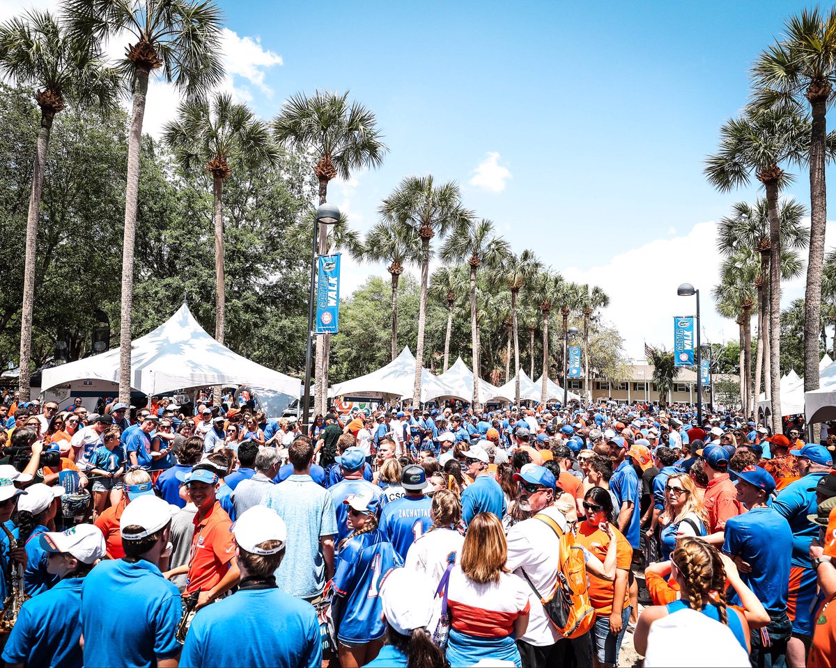 GatorsFB's tweet photo. 🔜 #SwampMoment 

#OBGame presented by @sunnilandcorp: https://t.co/iGYHr5dfFz

#WeChompWeekend https://t.co/KU9yT4l4Zh