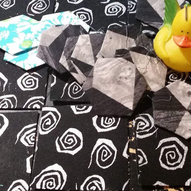 krissjudd's tweet photo. Baby Rubber Butterfly Ducky approves of yesterday's progress! 15 hexies done, including the last of the gray geometric pattern fabric. Tonight's work wool be on the bright white daisies. #the100dayproject #100DaysofHappyHexies #positivitypowerhouse https://t.co/1ugbHFOXUm