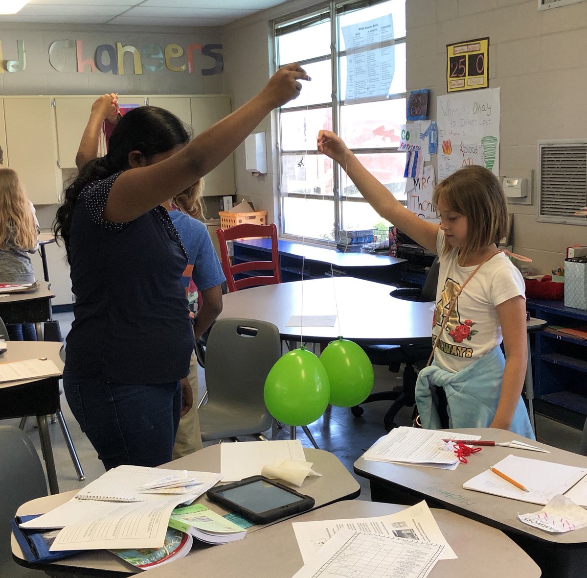 Taylor_Thomas_5's tweet photo. Exploring Static Electricity! 🎈#pascodoesscience https://t.co/eVQJtYYqkN
