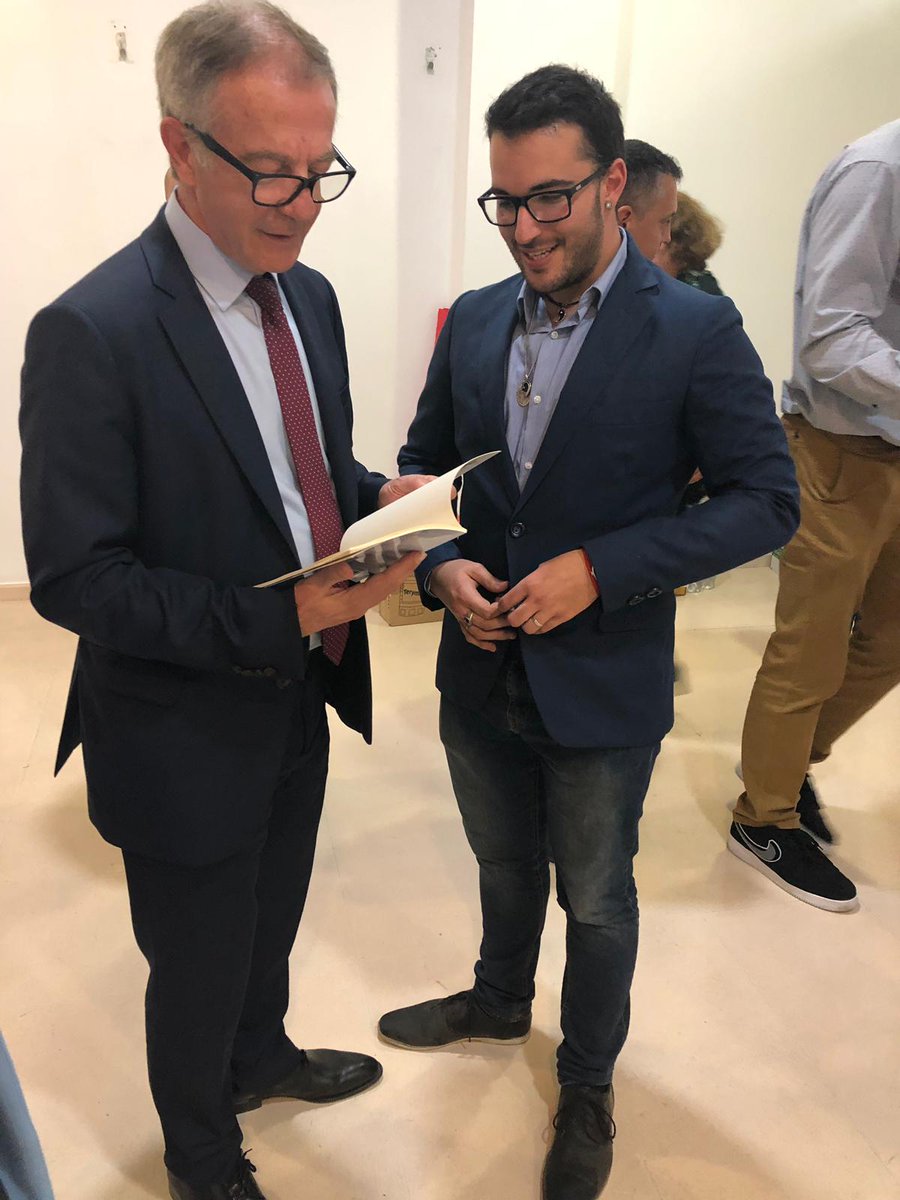 Diariodefranher's tweet photo. El Ministro de Cultura y Deporte del Gobierno de España 🇪🇸 ya tiene su ejemplar de #Diariode. Todo un honor y un placer. Ha prometido leerlo ☺️ @culturagob @joseguirao https://t.co/hWtCO9Dzpk