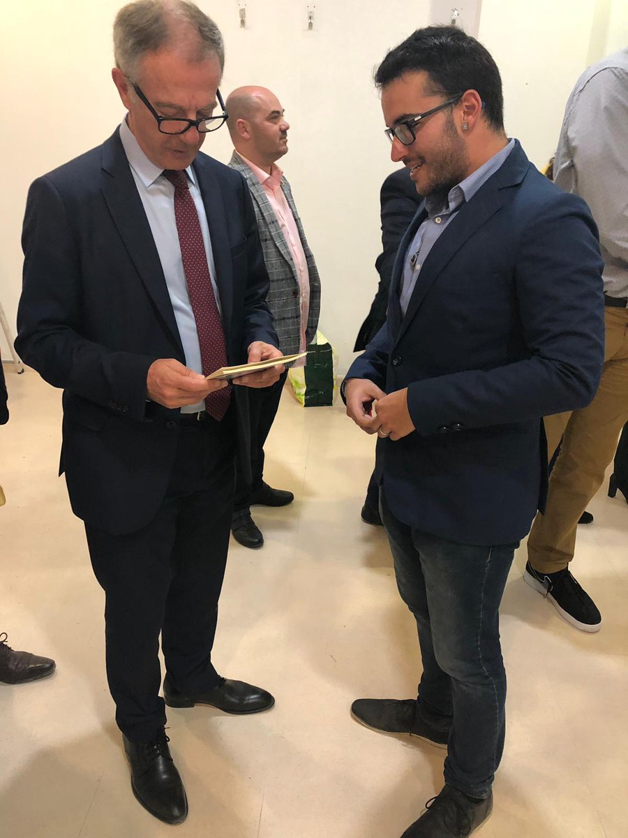 Diariodefranher's tweet photo. El Ministro de Cultura y Deporte del Gobierno de España 🇪🇸 ya tiene su ejemplar de #Diariode. Todo un honor y un placer. Ha prometido leerlo ☺️ @culturagob @joseguirao https://t.co/hWtCO9Dzpk