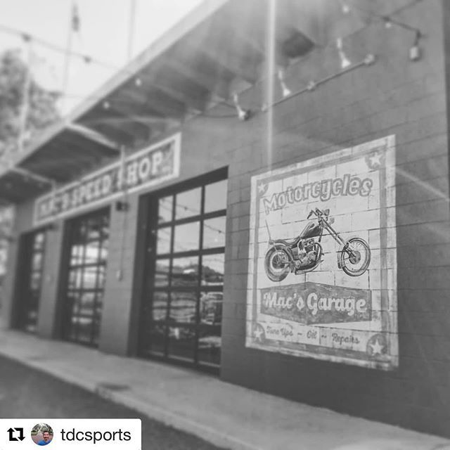 AlisonHamilArt's tweet photo. Nice shot of some of my work at #macswilmington by @tdcsports 😄
.
.
.
#vintagesigns #vintagesignpainting #previnylettes #motorcycleart #garageart #mural #muralart #muralartist https://t.co/tRKESOH0Sh https://t.co/JSKaYP0zUt