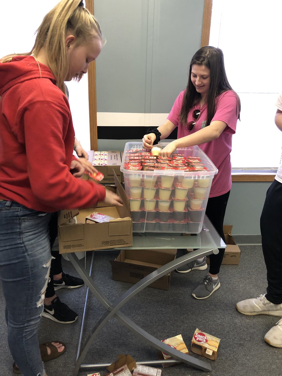 LHS_ASC's tweet photo. So proud of these Liberty ASC kids showing up to help our Wentzville community by packing food for Backpack Impact at Morning Star Church tonight! https://t.co/ZyqGSzhbeh