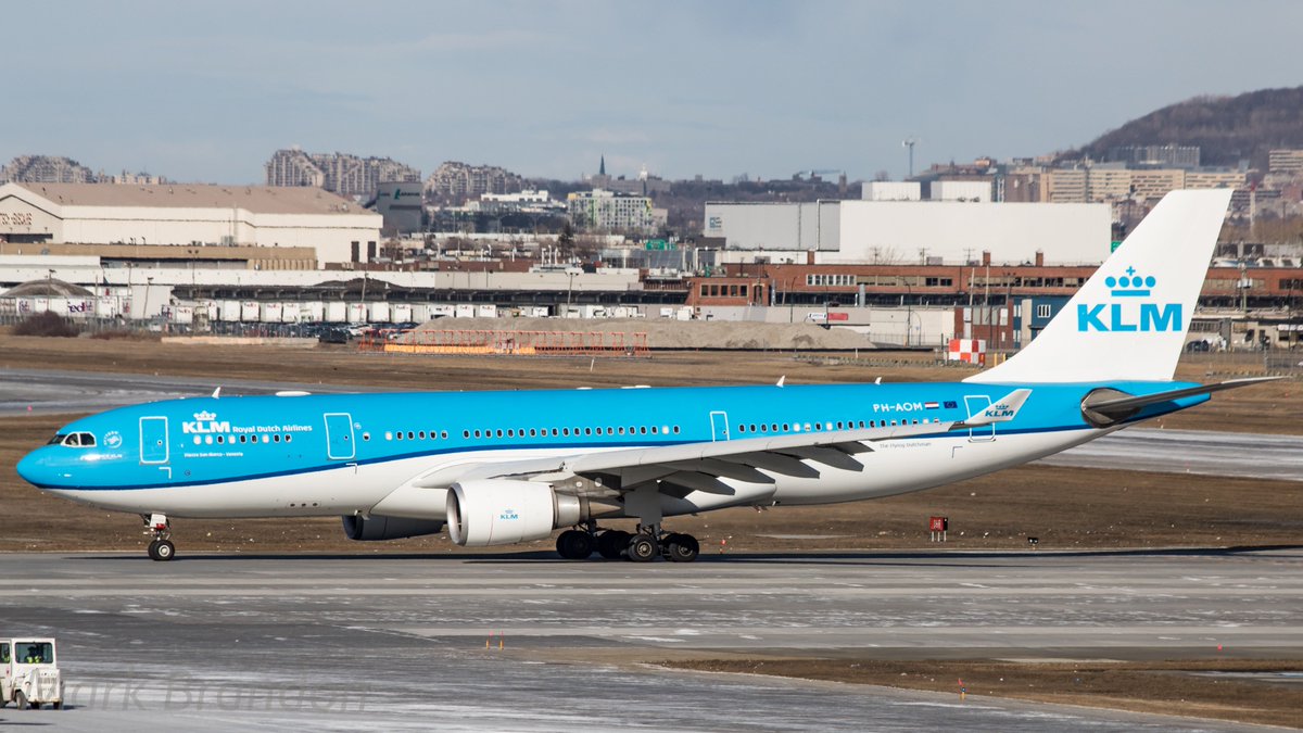 Mark__Brandon's tweet photo. PHOTOS: @KLM #NewLivery landing in @aeroportsMTL on 24L as #KL671 from #Amsterdam. What a beautiful view of @Montreal! 
Reg: PH-AOM https://t.co/m5jmdjOGAu