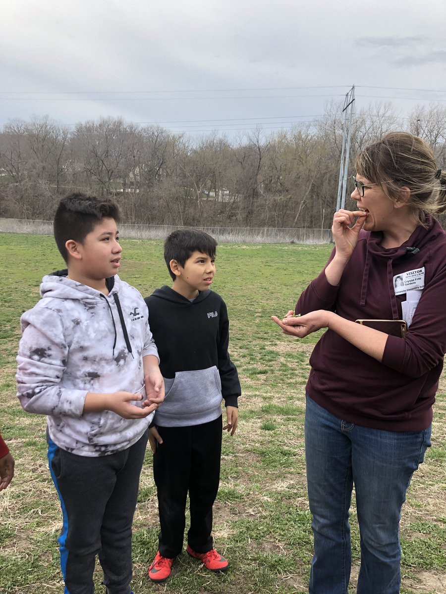 betsylawrence82's tweet photo. Who knew thinning our garden could become adventurous with trying radish leaves? @Buffaloes_SMSD #kccommunitygarden #allforcomanche https://t.co/QaCxacPO3O