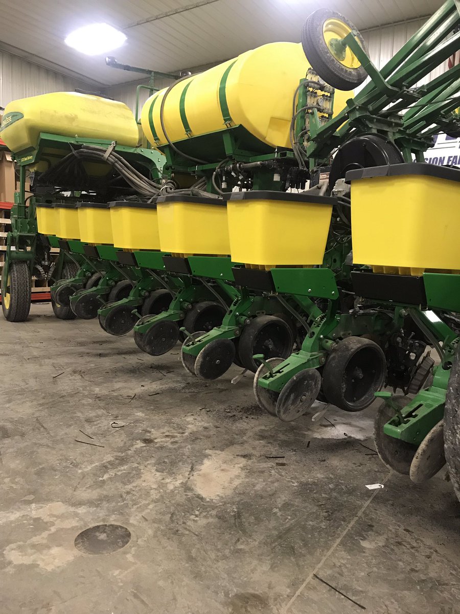 chris_gathman's tweet photo. John Deere 1770NT with a last minute #vDriveInsecticide install using Shoup insecticide hopper kits. @precisionplant @KeyCooperative @CENTROLofIowa https://t.co/uoI1W2TmGN
