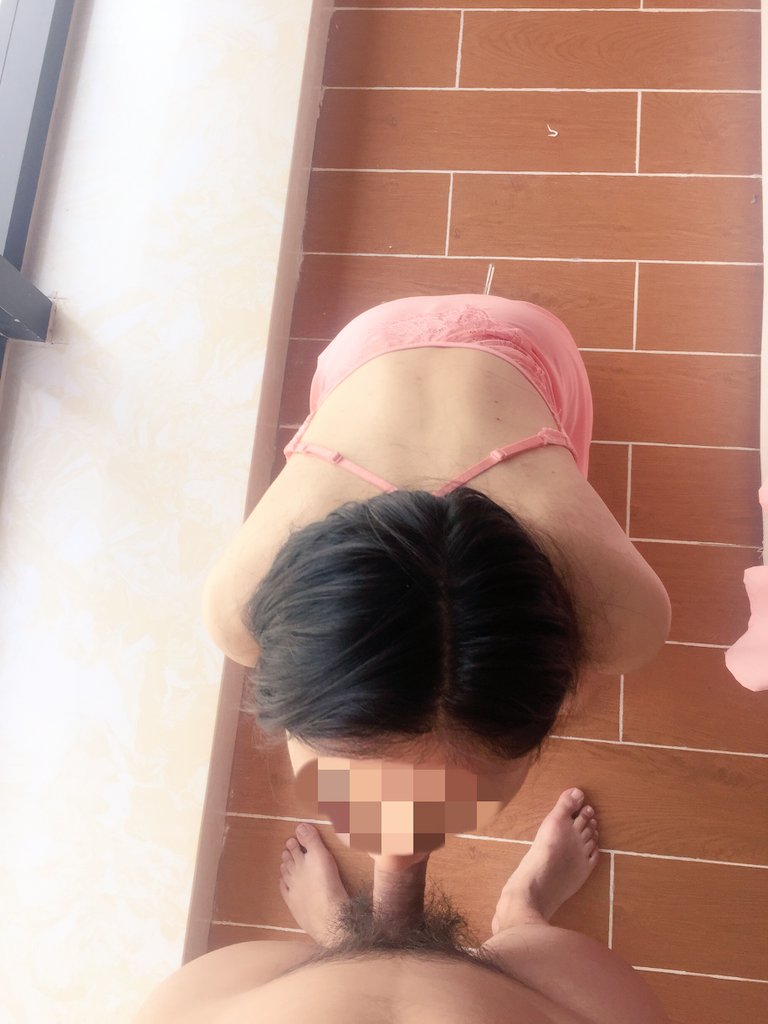 老婆口交和跪舔，喜欢这样的反差吗。 https://t.co/dT9rW6iOT3