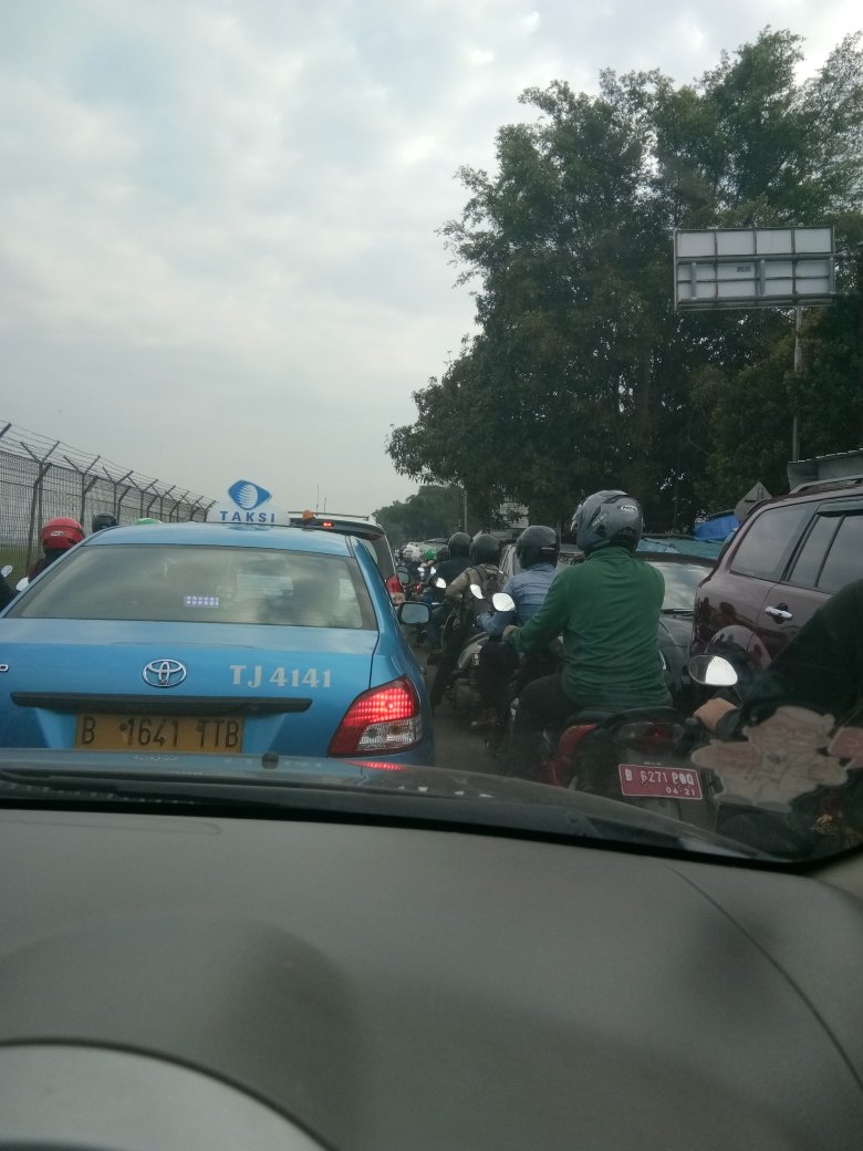 tommylia's tweet photo. @TMCPoldaMetro Macet di jl. Pd. Cabe raya di kedua arah https://t.co/5lbXSWCXdo