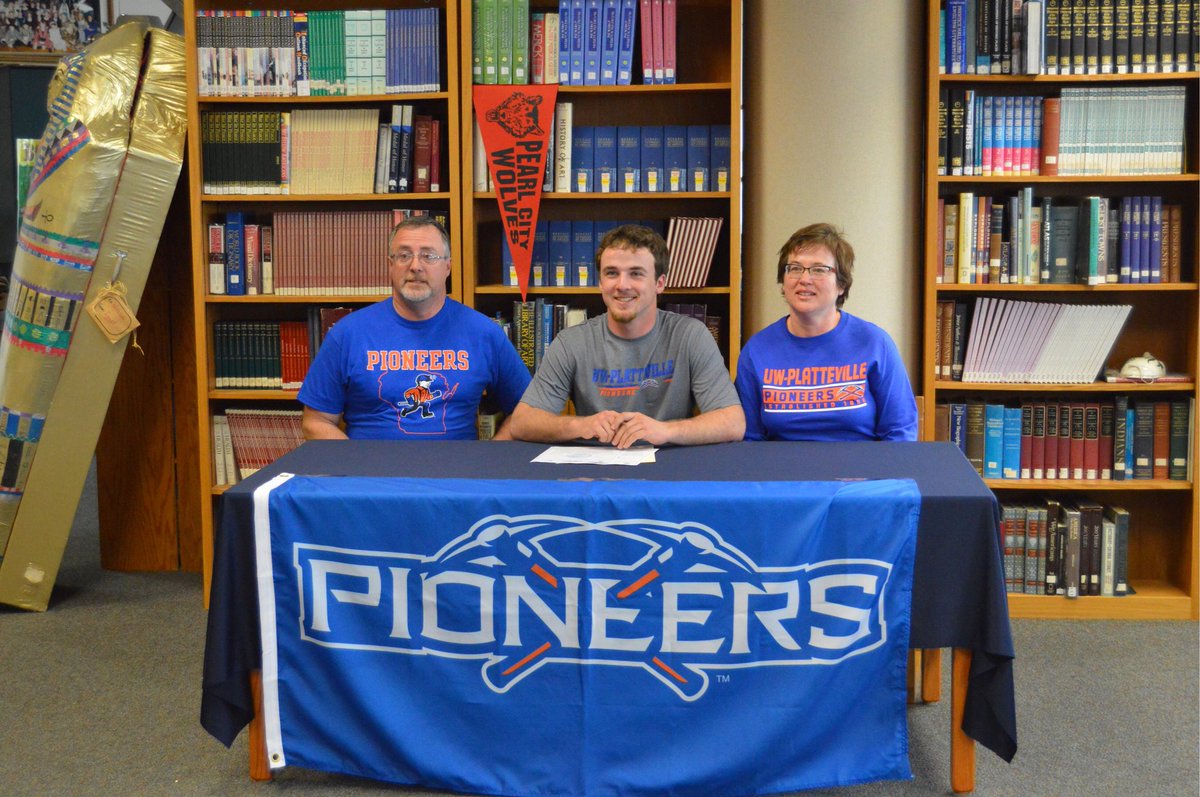 lieboliebo15's tweet photo. Made it official today!! #SwingTheAxe @UWPlattBaseball https://t.co/YqFn1mZuNH