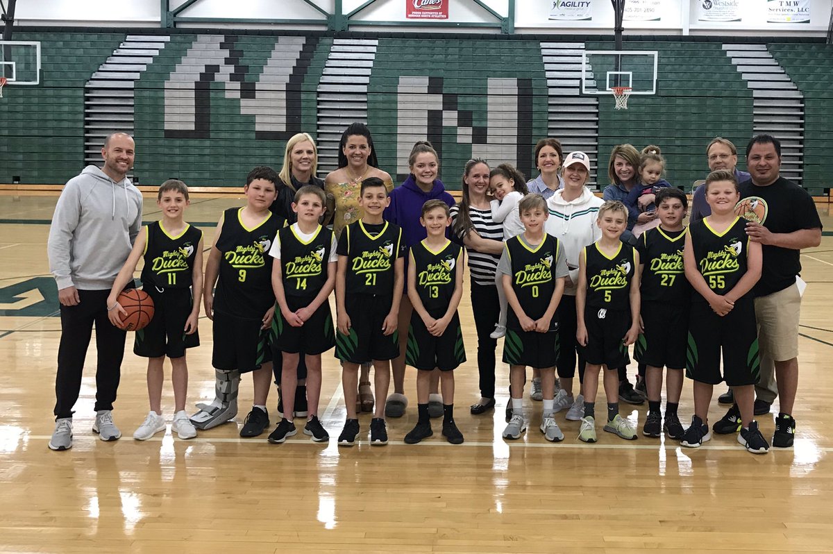 nnhsathletics1's tweet photo. The Norman Mighty Ducks b-ball team hosted a tournament a few weeks ago in an effort to give back to 2 NN families. The team, along with their coaches and parents, chose the families of Jake Thomas-Simmons and Coach Dave Richardson to bless with a gift from their hearts. https://t.co/DFh4pqN0qI