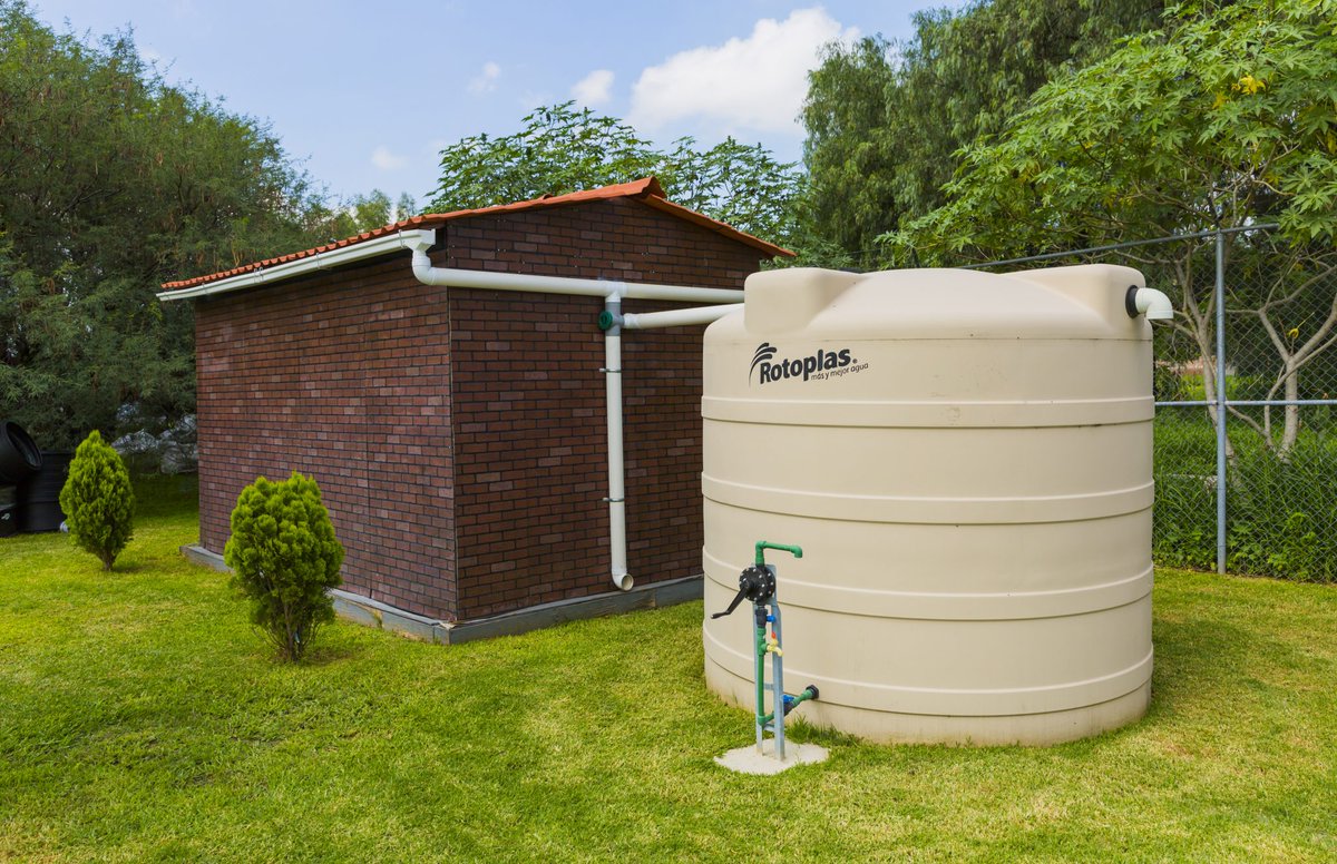 Notimex's tweet photo. La jefa del @GobCDMX, @Claudiashein, detalló que el programa de Sistemas de Captación de Agua Pluvial se instalará primeramente en 10 mil hogares y se trabaja en la búsqueda de proyectos con este fin. #VideoNTX https://t.co/I904qfsY77 https://t.co/ucULHyg6vi