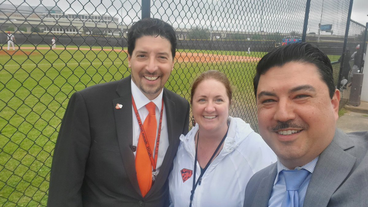 Drjlarredondo's tweet photo. @HoustonISD @ScarborHS Baseball team enjoying a good start when rooted by principal and Dean of Instruction...Go Spartans! 😎😎😎 #baseball2019 @Northwest_HISD 🔥🔥 https://t.co/ZcQz1KNt8X