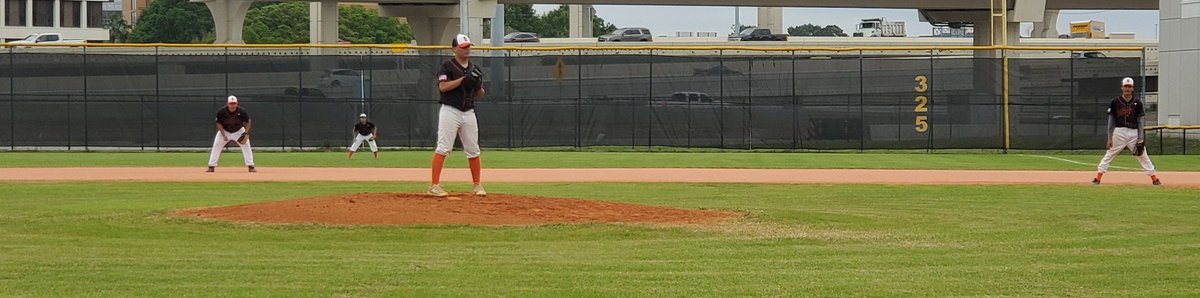 Drjlarredondo's tweet photo. @HoustonISD @ScarborHS Baseball team enjoying a good start when rooted by principal and Dean of Instruction...Go Spartans! 😎😎😎 #baseball2019 @Northwest_HISD 🔥🔥 https://t.co/ZcQz1KNt8X