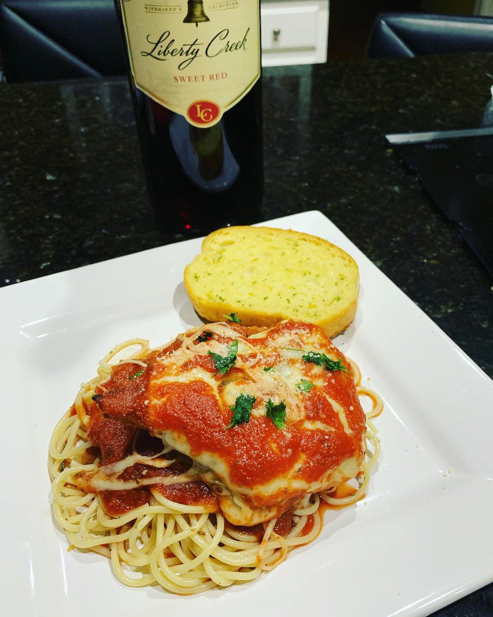 Staks_Bank's tweet photo. #ChickenParm #GarlicBread #CoastKidds #StaksCookin 🤪💯💨💨🤟🏾#JohnnCanCook 🤪💯🤟🏾🤗🤤🤤🔥🔥🔥✌🏾 https://t.co/8TPTb10Vzo