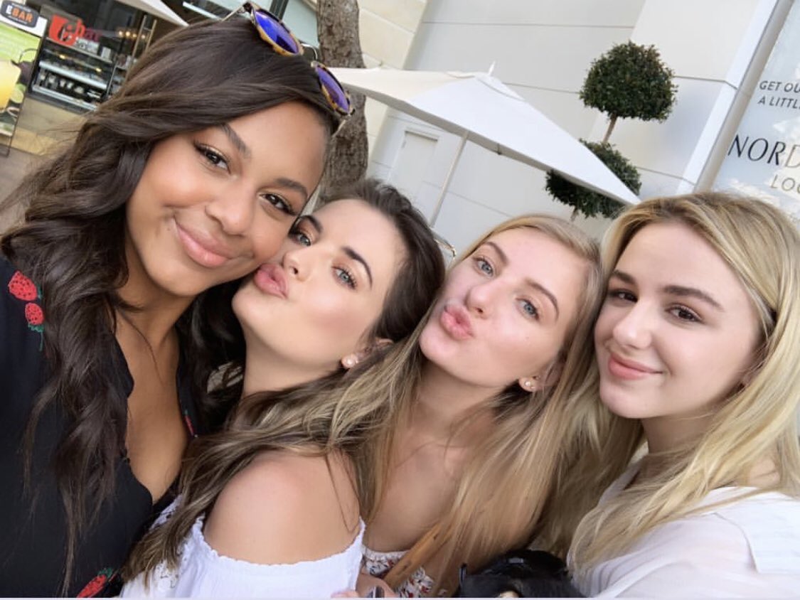 NiaSioux's tweet photo. Mini reunion 💙 https://t.co/WH3guf31Rv