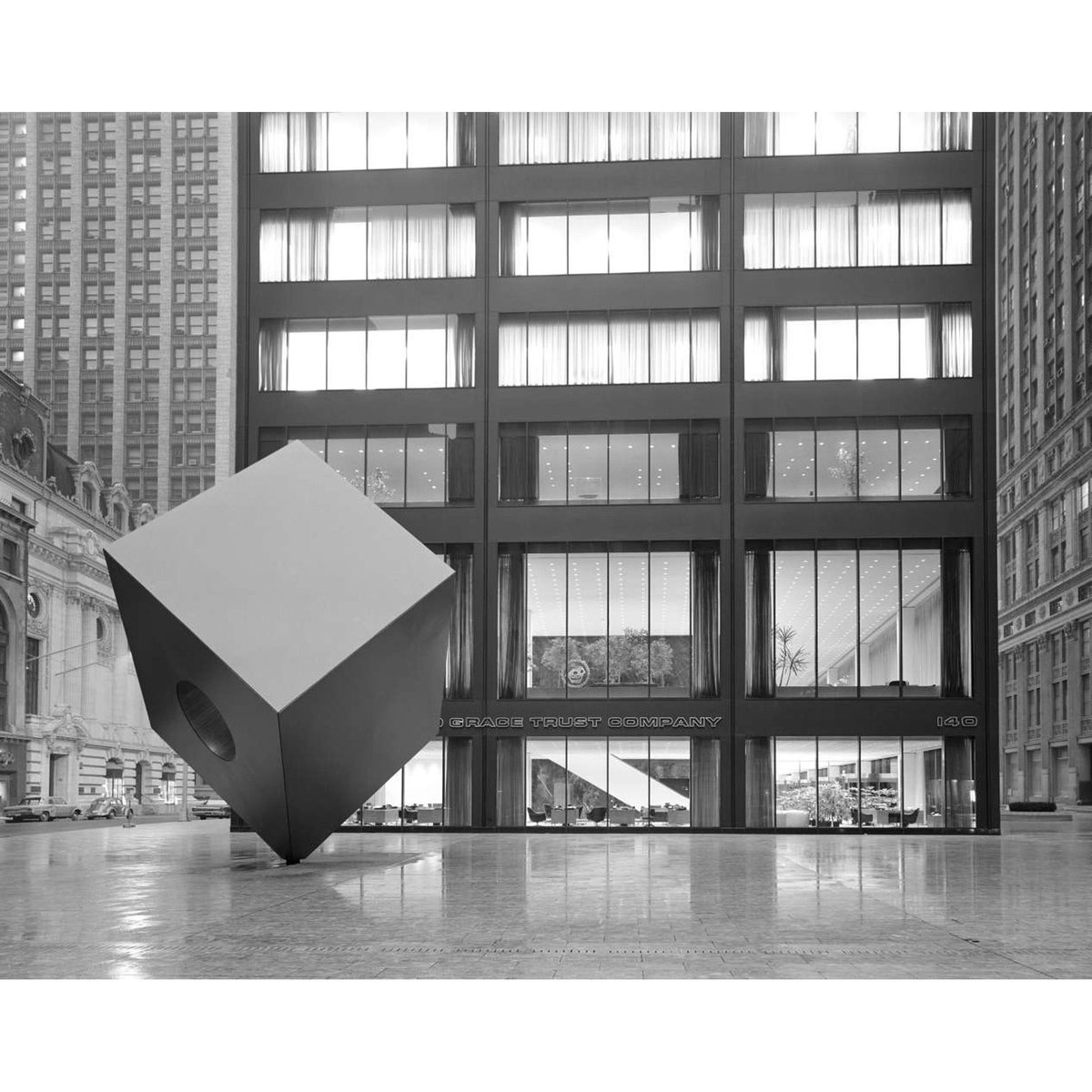 EstoPhoto's tweet photo. In Manhattan, "Red Cube" by Isamu Noguchi at 140 Broadway, designed by Skidmore, Owings and Merrill, photographed by Ezra Stoller. Stoller has photographed Modern architecture throughout each borough of NYC.
@estophoto
#estophoto
#stollerized
#archphotography https://t.co/9PoV8ZxEoE