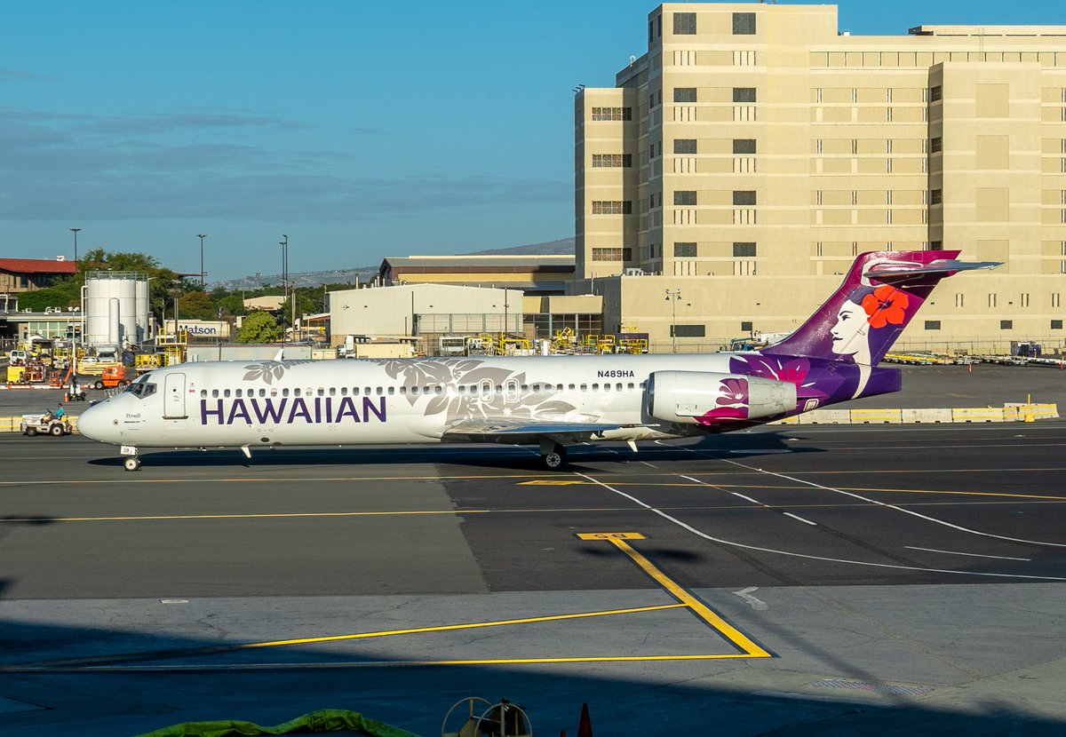 fosin2's tweet image. Another fast turn-around for the workhorse of the Hawaii Islands, @HawaiianAir 717. @MD80com #planespotting #avgeek #MD80 #N489HA