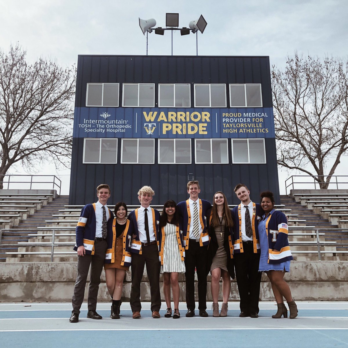 nayvillalobos_'s tweet photo. senior year :’) https://t.co/vvbfvGMrmB