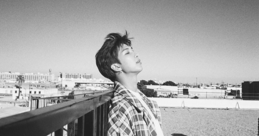 uRMyseason's tweet image. 바람이 불면 여러분이 생각납니다.
그럼 허하다가도 마음 어딘가 든든해져요.
어렵고 아픈 일이 우리 옆에 많이 도사리고 있다해도,삶의 인질인 우리 이왕 조금은 웃으면서 달려갔으면 해요.
가시덤불도 파도도 많이 많이 쓰리겠지만,우리 마음 깊은 곳까지 상처 낼 수는 없을거라 저는 믿어요.