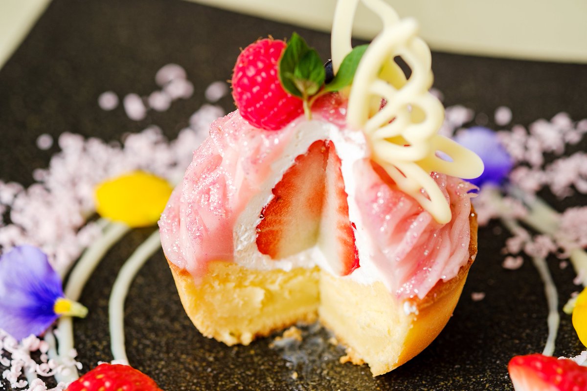 箱根海賊船 Pa Twitter 海賊船は本日も平常運航でございます 箱根町港の畔屋のスイーツコレクションは 花恋 かれん です チーズタルトの上に桜色のモンブラン モンブランの中には丸々イチゴが入ってます 目でも口でも楽しめる一品です 4 21までの限定発売です