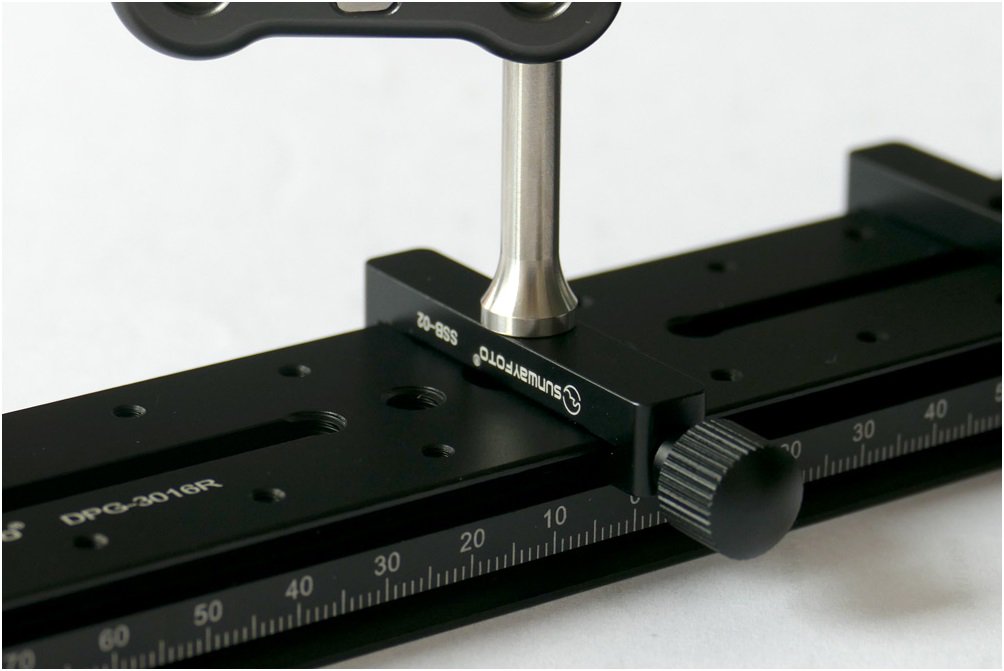 Sunwayfoto2's tweet image. The new #Sunwayfoto SSB-02 via its 1/4"-20 mounting hole, may take on multiple roles. Act as an index stop bar or as a mini clamp supporting other lightweight accessories. 
RRP: US$ 9.90
More info: bit.ly/SW_SSB-02
#sunwayfotossb02 #stopbar #miniclamp