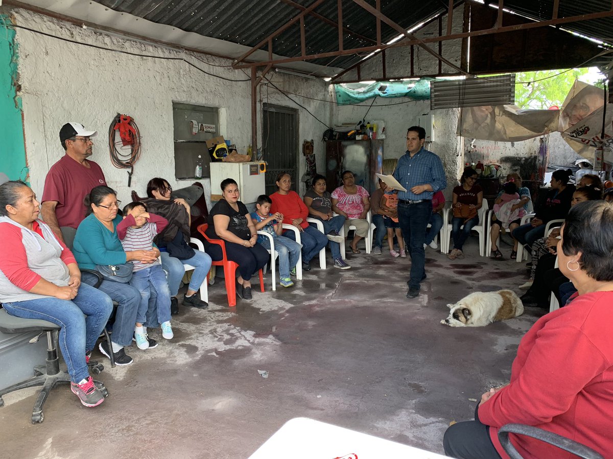 memo_ruiz_g's tweet photo. En reunión con vecinas de la colonia #presidentes para dar a conocer el programa #bancodemateriales que el Gobernador @mrikelmea a través de la @SIDS_Coahuila tiene para la ciudadanía @fsaracho10 https://t.co/lmah3b3T4S