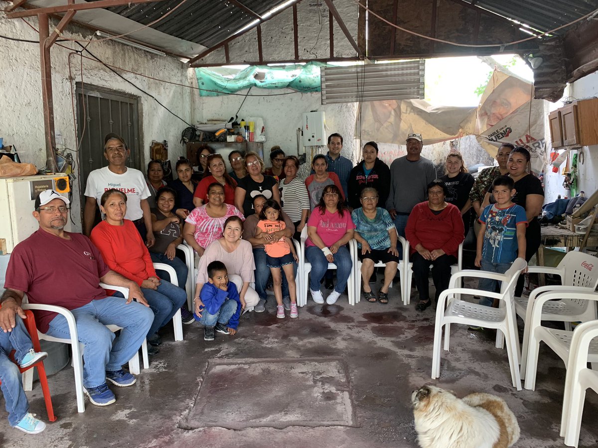 memo_ruiz_g's tweet photo. En reunión con vecinas de la colonia #presidentes para dar a conocer el programa #bancodemateriales que el Gobernador @mrikelmea a través de la @SIDS_Coahuila tiene para la ciudadanía @fsaracho10 https://t.co/lmah3b3T4S