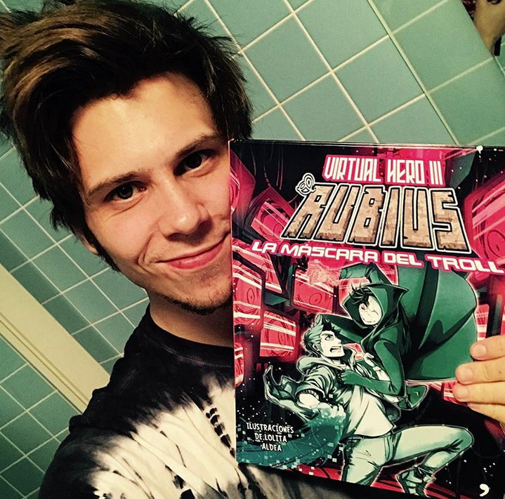 hqrleys's tweet photo. 🎉| Hoy 3 de abril Rubius publico a IG
❝ Me llena de orgullo y satisfaçao anunciar que mañana sale a la venta en TODO EL MUNDO el ULTIMO capitulo de Virtual Hero. Muchas gracias por todo el apoyo que le habeis dado y por hacerlo posible :) ojquiero #VirtualHero3 #Trollmask ❞ https://t.co/RIUlna3wZ8