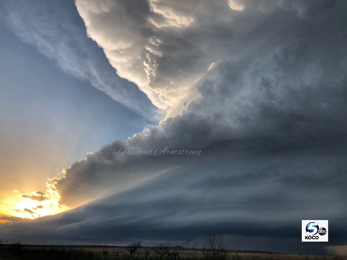 KOCOMichael's tweet photo. I wore out my camera tonight. Wow. #supercell #okwx #koco5 #StormHour https://t.co/Eo7HjZ7SAw