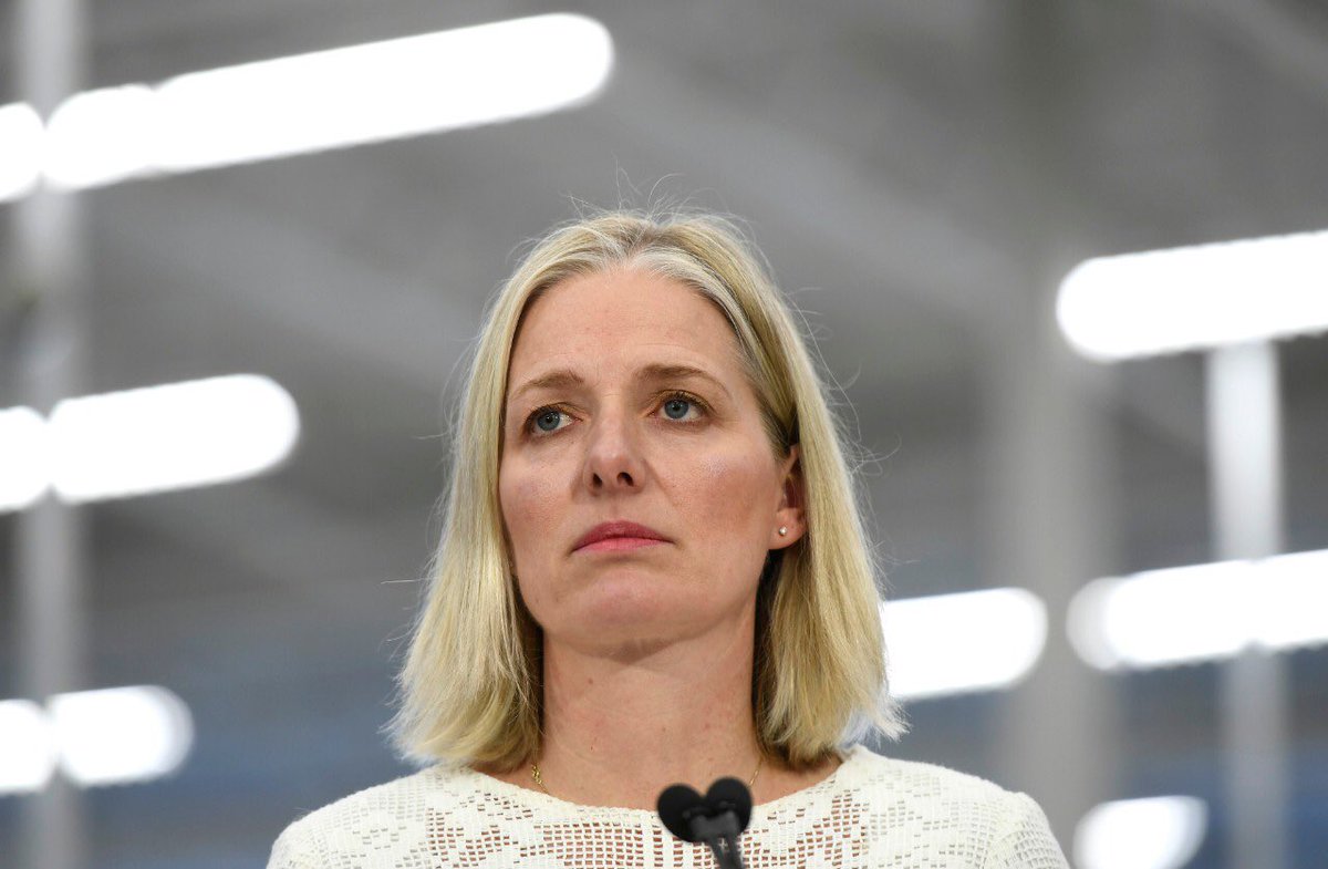 Bird5Ca's tweet image. Per McKenna, these pics ”might” be:
...People walking down Yonge Street in Toronto wearing masks due to Cdn air pollution.
...Ont fires due to climate change.
Reality: China air quality and fires caused by construction crews in Ont, building wind farms.
#LibLiars