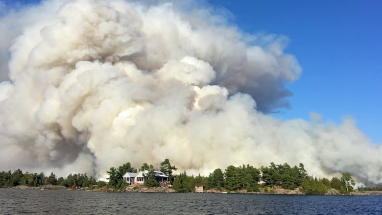Bird5Ca's tweet image. Per McKenna, these pics ”might” be:
...People walking down Yonge Street in Toronto wearing masks due to Cdn air pollution.
...Ont fires due to climate change.
Reality: China air quality and fires caused by construction crews in Ont, building wind farms.
#LibLiars