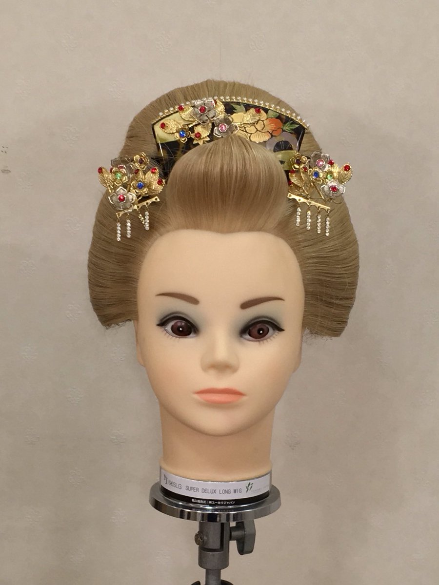 大阪 心斎橋 ヘアメイクスクールクロワ ヘアメイクスクール クロワ 校内コンテスト 和装ヘア 部門 エントリーno 6 30分で仕上げました 着付け師 の生徒さんです 成人式ヘア にオススメの 新日本髪 です コンテスト作品 生徒 和装ブライダル