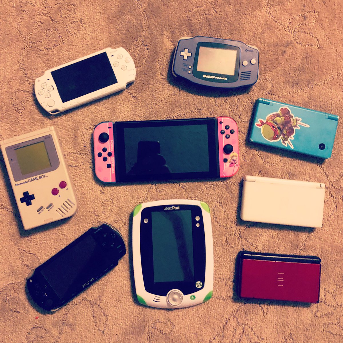 A family that games together stays together 💙🎮💜 #gamingfam #retrogame #psp #gba #gameboy #leappad #twitchgirls #gaminggirls #twitchaffiliate #twitch #dsi #dslites #handheldgames #switch #peaches #grablifebythecontroller #producerpeaches #lovemylife #roadtrip2019