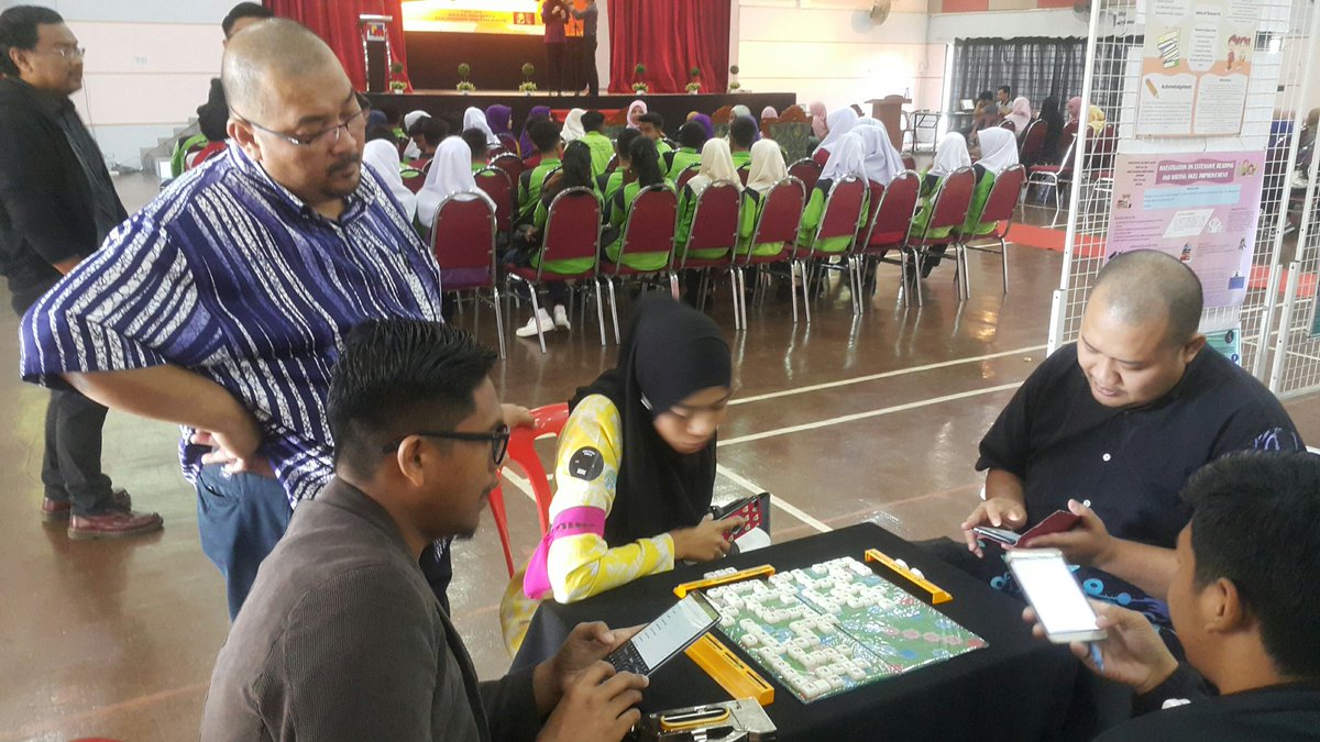 LaErudite_'s tweet photo. Our lecturers a bit busy with Scrabble while we students play video games. Isn't it cute? 😂😂😂 #LaErudite #TeamKPMIM #SEM6 #SOC3533 #GameOn #BrainOn #BringItOn #GamingForGood https://t.co/j9iDBdm7mv