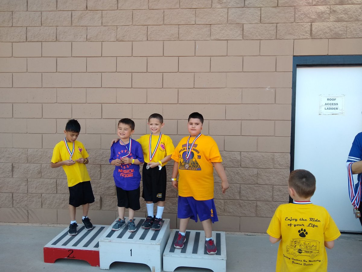 escajeda_PHES's tweet image. Proud Spring Games athletes displaying their medals! So proud of you! #TeamSISD #PHEHeroesBelieve #SpringGames